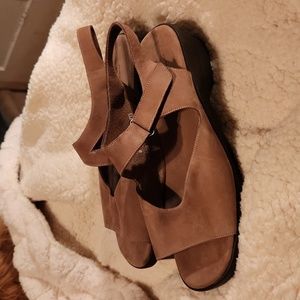 MUNRO AMERICAN Tan Suede Open toed sandals 9 Wide